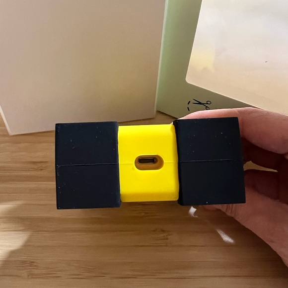 Off-White Arrow AirPod Pro Case - Picture 6 of 7